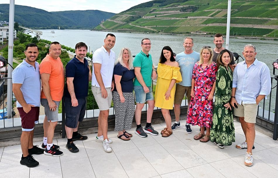 Geschäftsführer Jürgen Prochno (r.) mit dem Team von Lee Deutschland bei der internen Jubiläumsfeier in Bingen am Rhein, Bild: martinjoppen.de